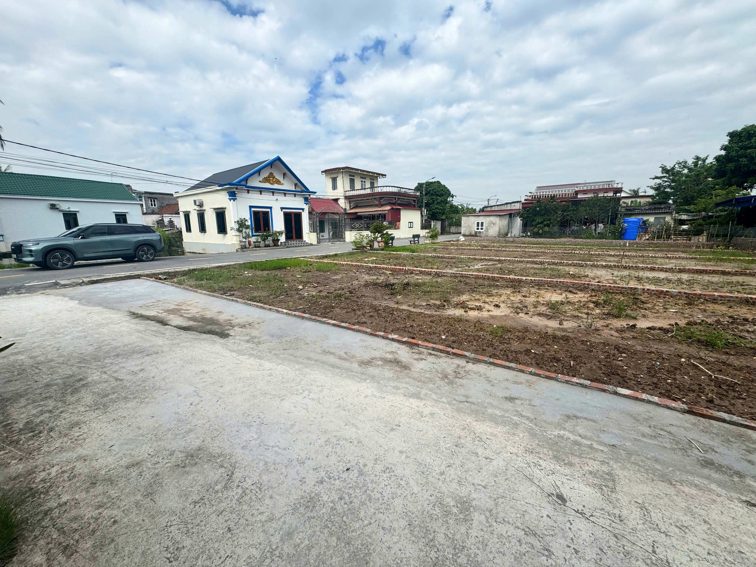 BÁN ĐẤT MẶT ĐƯỜNG TRỤC THÔN GIỮA KHU DÂN CƯ